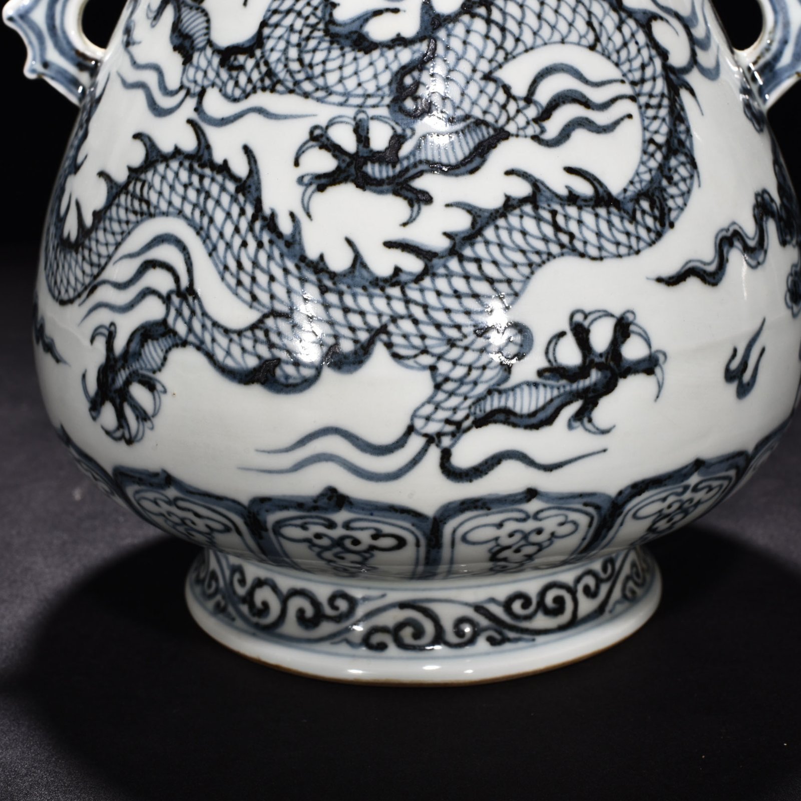 Ming Dynasty Hongwu blue and white cloud double eared statue