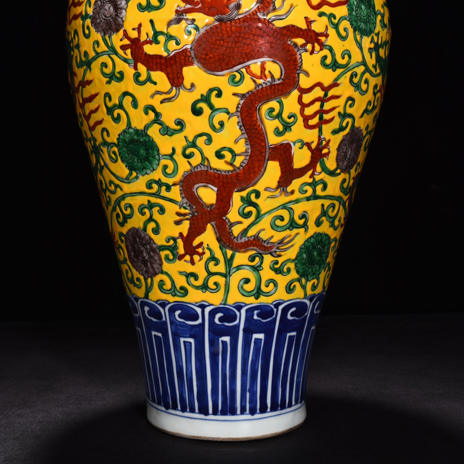 Ming Dynasty Longqing blue and white colorful dragon pattern plum vase
