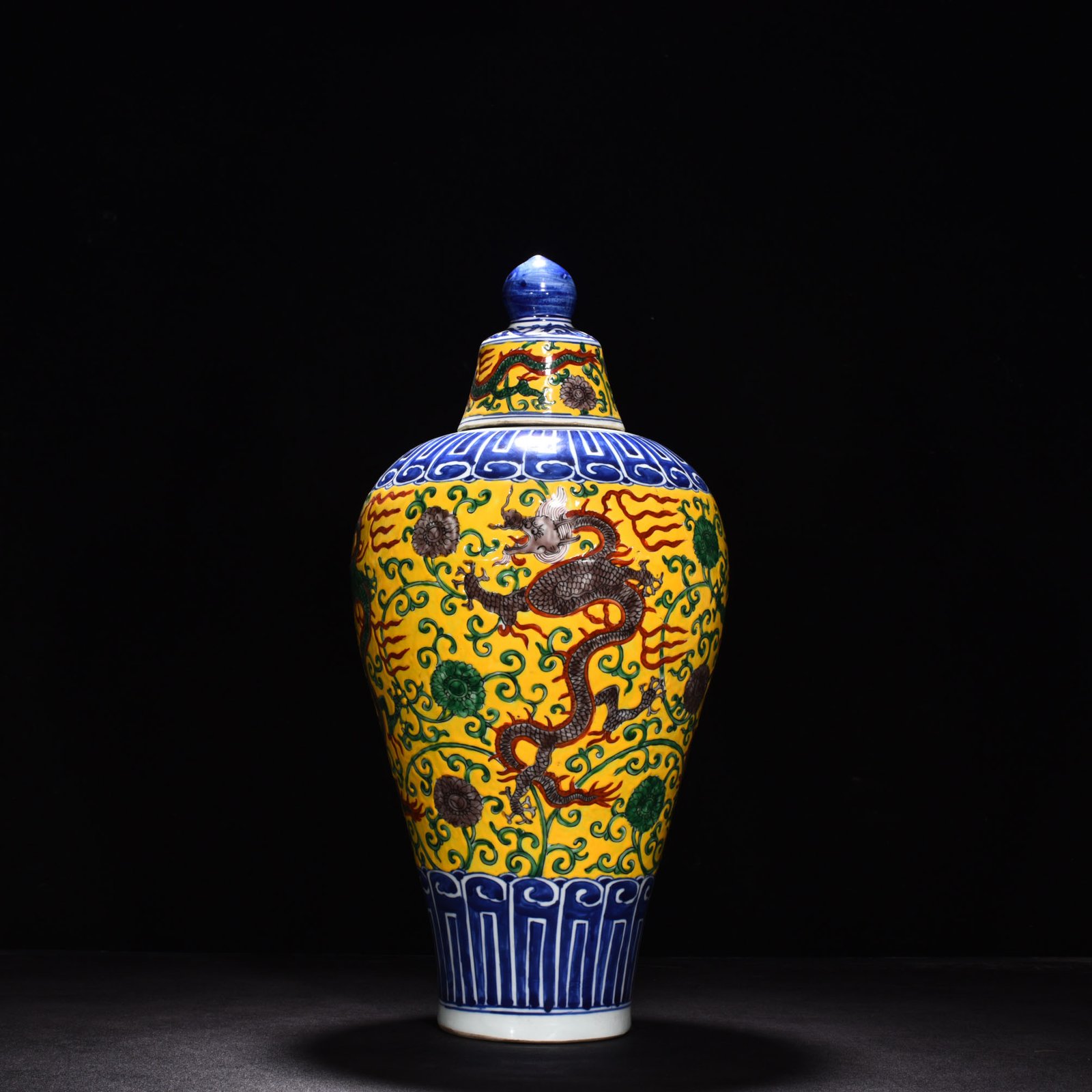 Ming Dynasty Longqing blue and white colorful dragon pattern plum vase