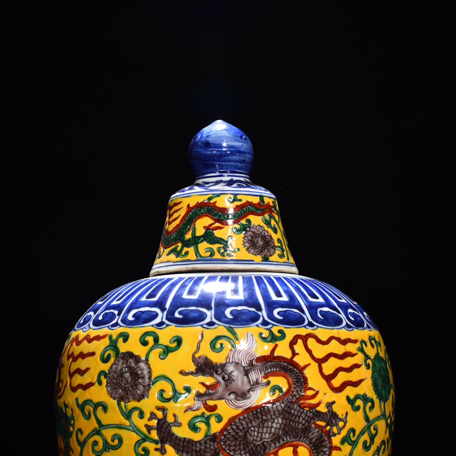 Ming Dynasty Longqing blue and white colorful dragon pattern plum vase