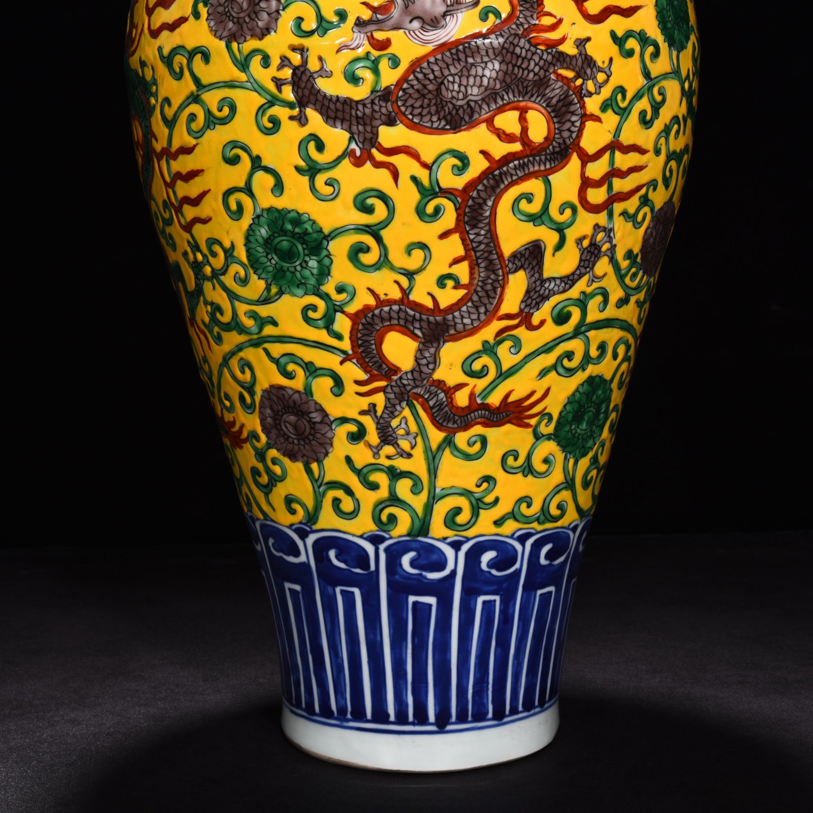 Ming Dynasty Longqing blue and white colorful dragon pattern plum vase