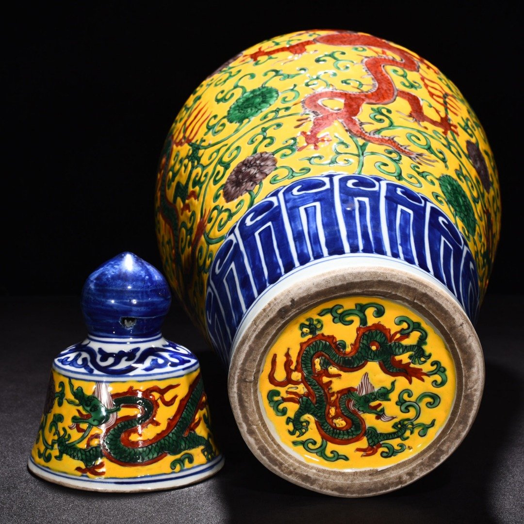 Ming Dynasty Longqing blue and white colorful dragon pattern plum vase