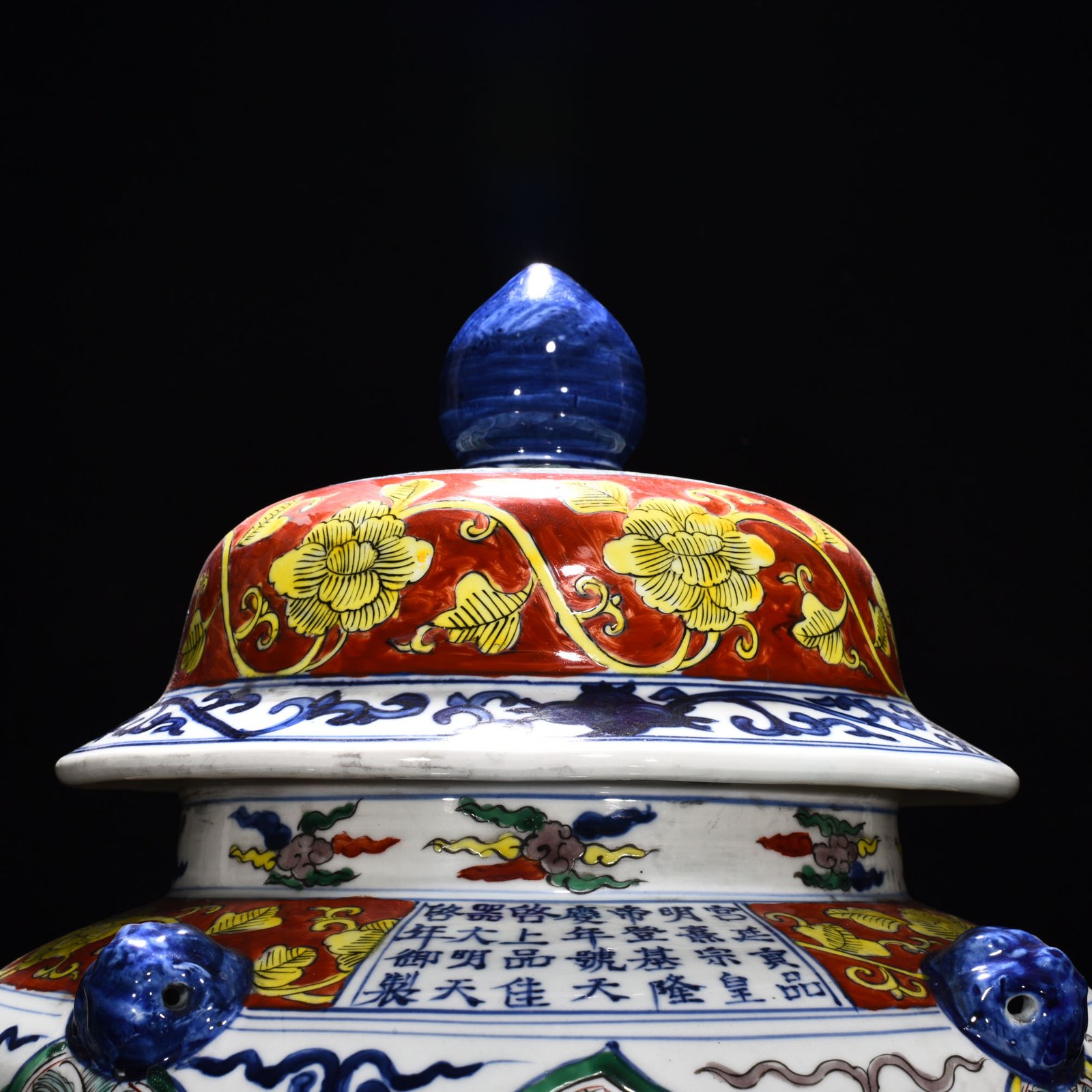 Ming Dynasty Longqing blue and white seawater dragon pattern jar