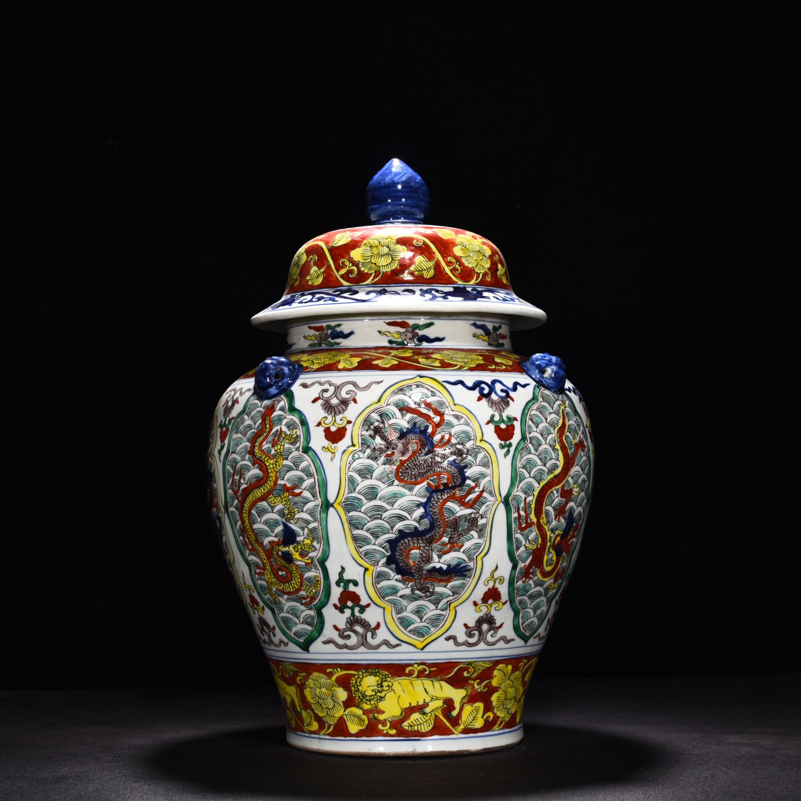 Ming Dynasty Longqing blue and white seawater dragon pattern jar