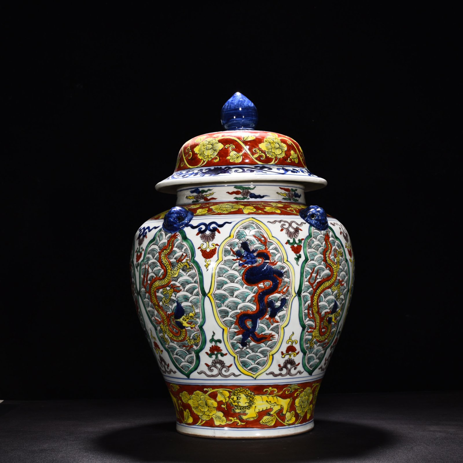 Ming Dynasty Longqing blue and white seawater dragon pattern jar