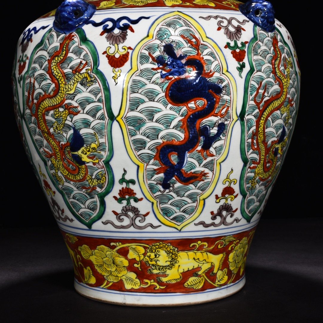 Ming Dynasty Longqing blue and white seawater dragon pattern jar