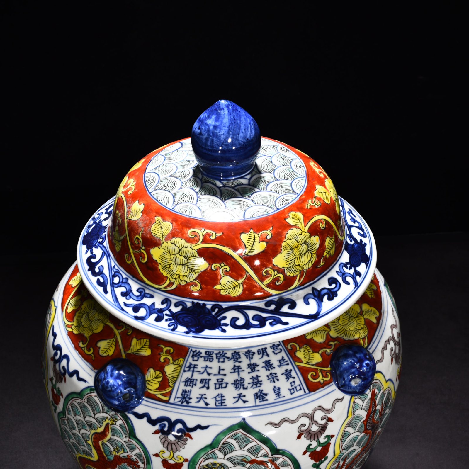 Ming Dynasty Longqing blue and white seawater dragon pattern jar