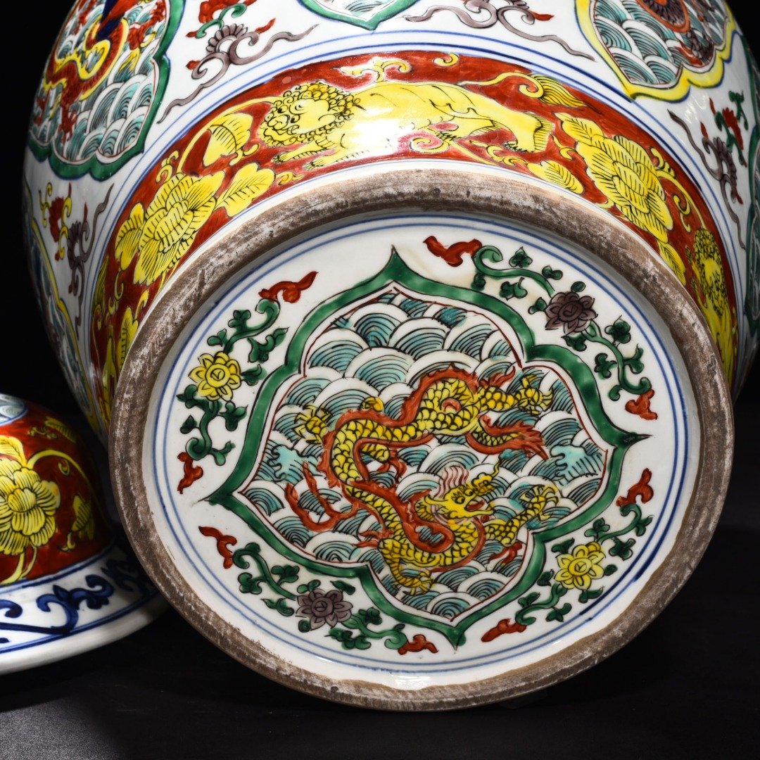 Ming Dynasty Longqing blue and white seawater dragon pattern jar