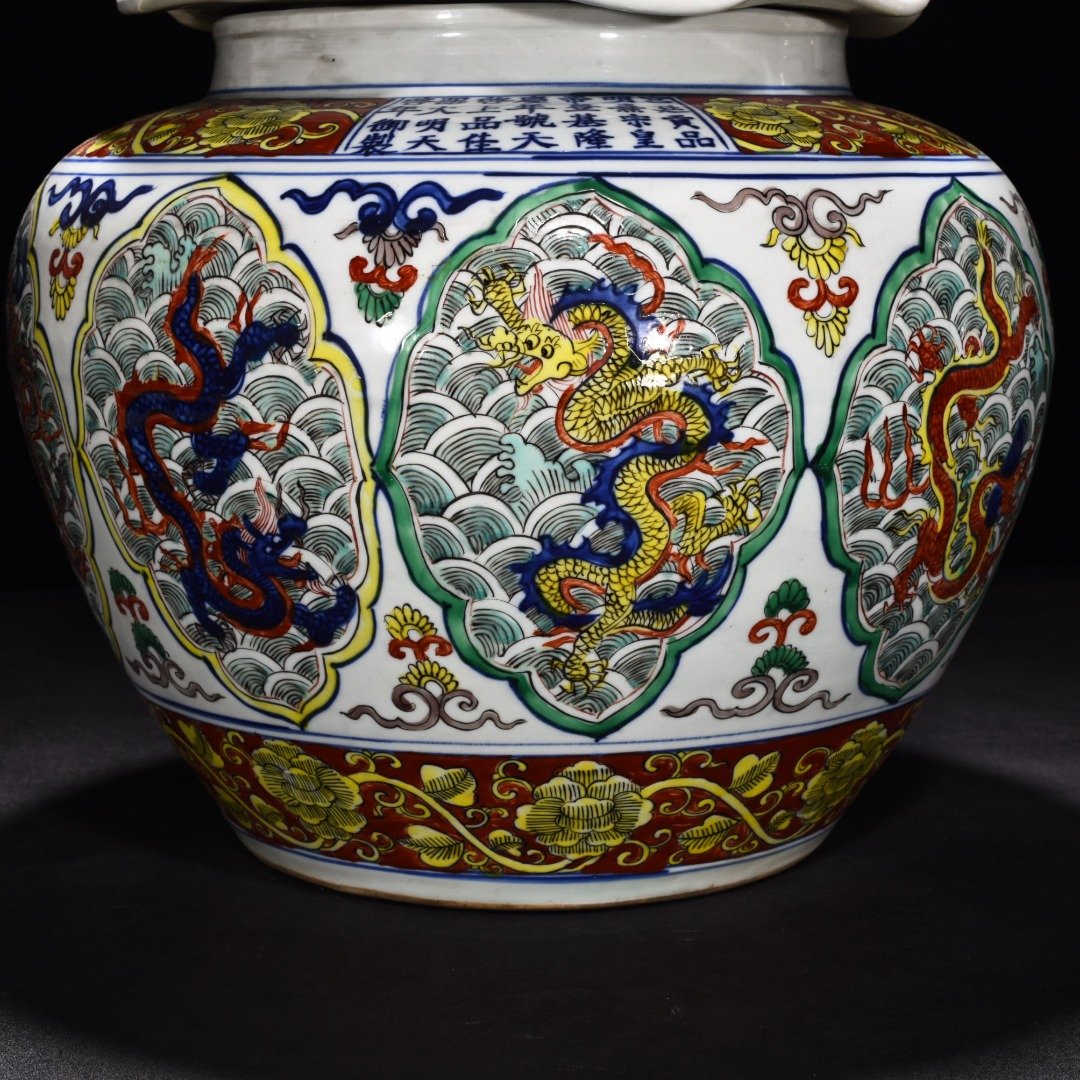 Ming Dynasty Longqing blue and white colorful seawater lid jar