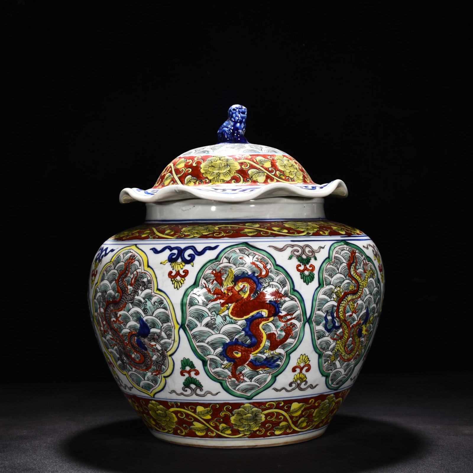 Ming Dynasty Longqing blue and white colorful seawater lid jar