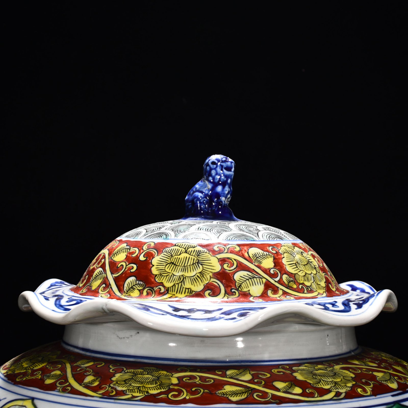 Ming Dynasty Longqing blue and white colorful seawater lid jar