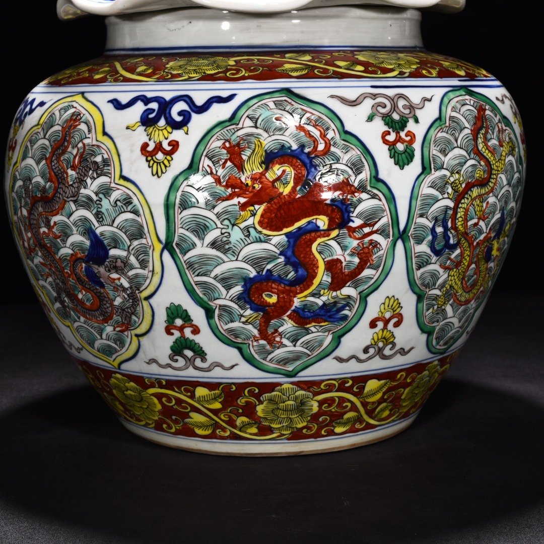 Ming Dynasty Longqing blue and white colorful seawater lid jar