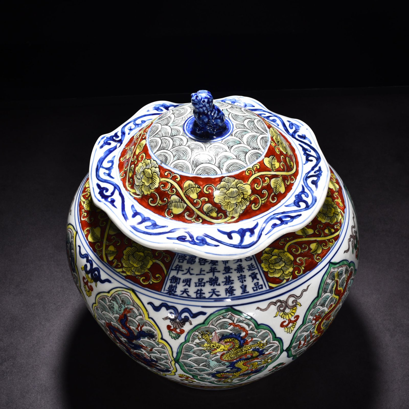 Ming Dynasty Longqing blue and white colorful seawater lid jar
