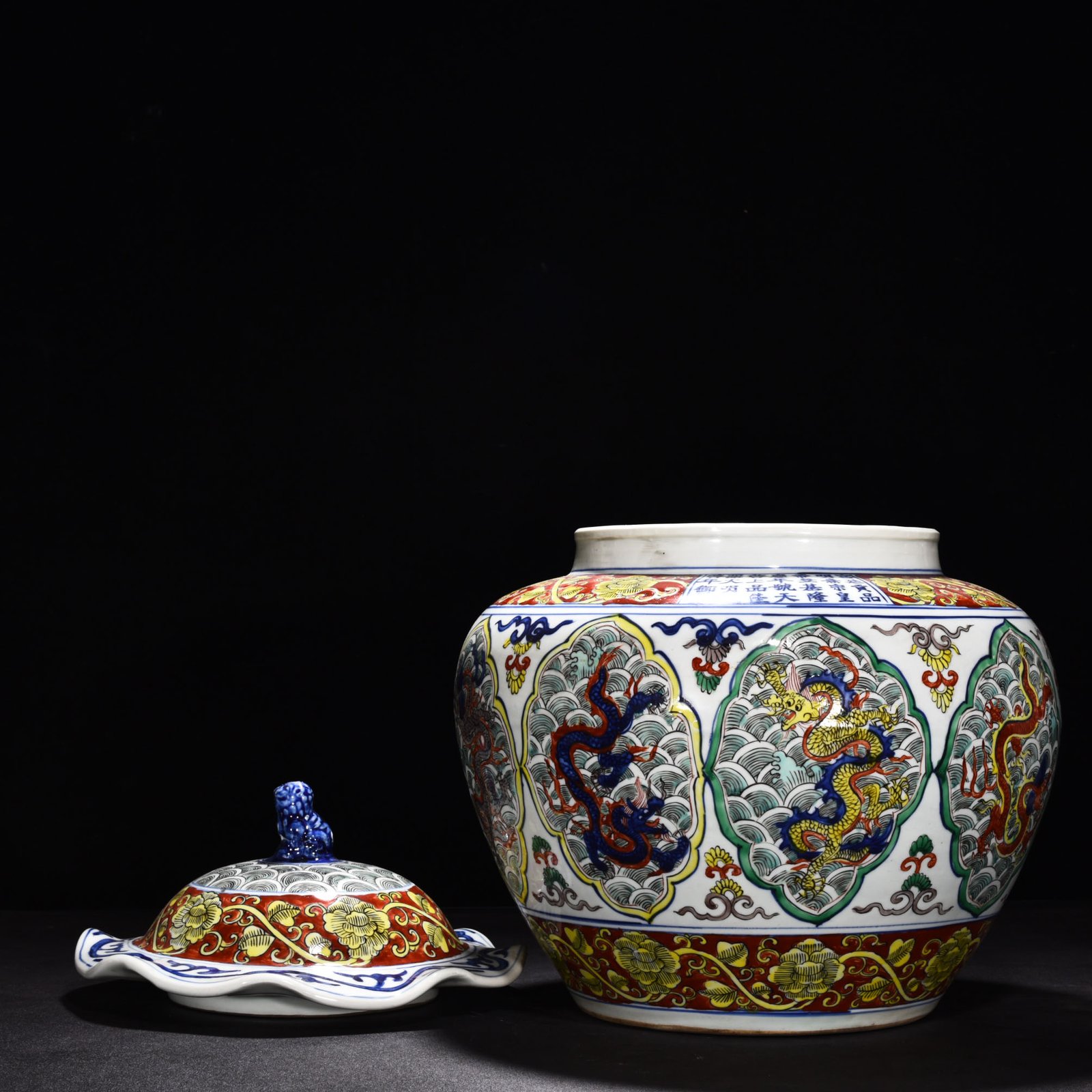 Ming Dynasty Longqing blue and white colorful seawater lid jar
