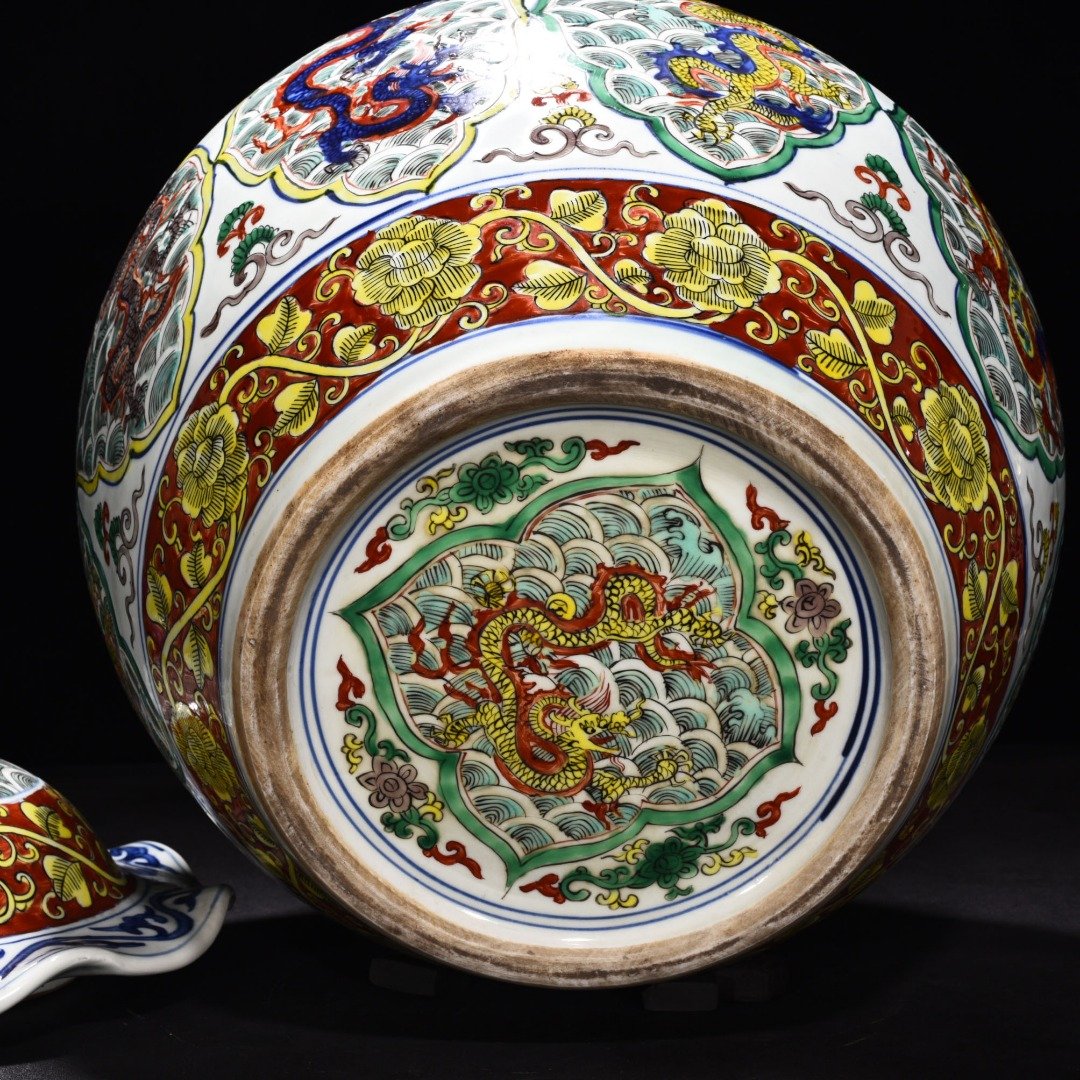 Ming Dynasty Longqing blue and white colorful seawater lid jar