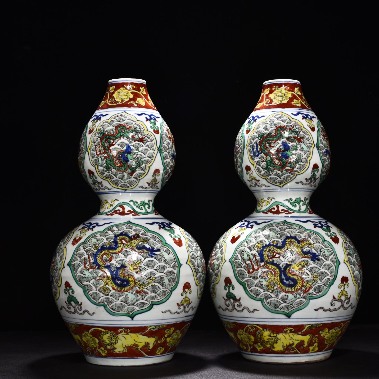 Ming Dynasty Longqing blue and white multicolored gourd bottle