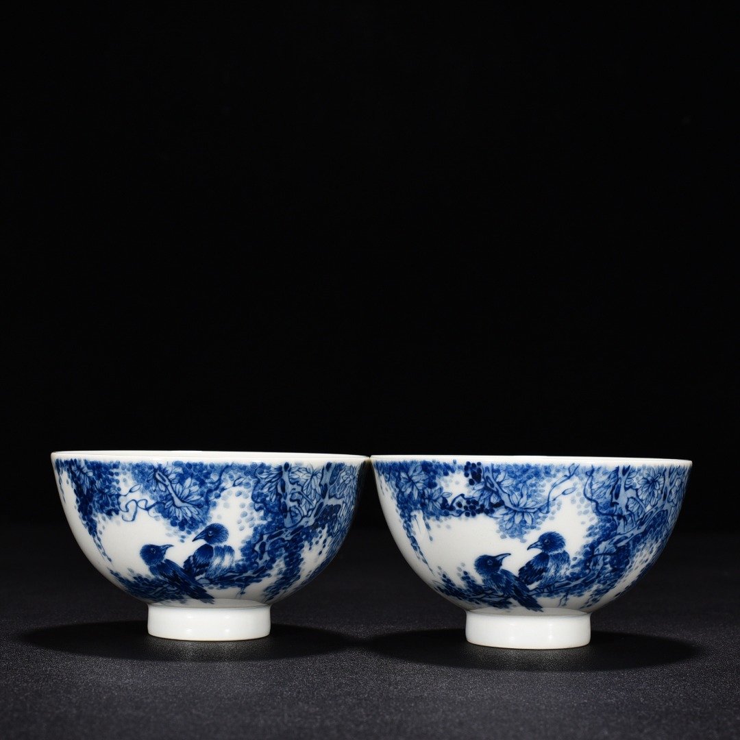 Qing Dynasty Qinglong blue and white wisteria cup