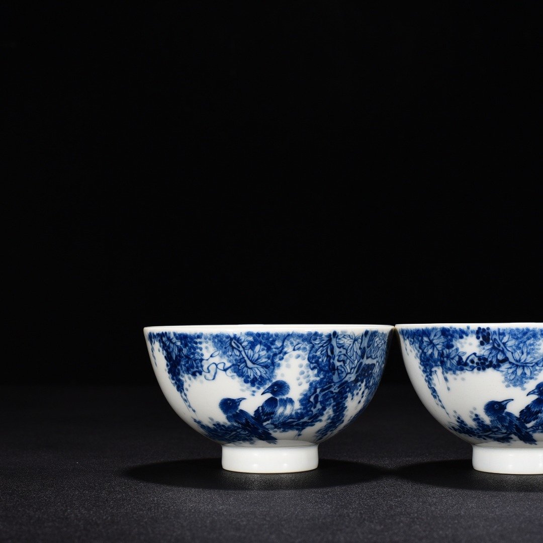 Qing Dynasty Qinglong blue and white wisteria cup