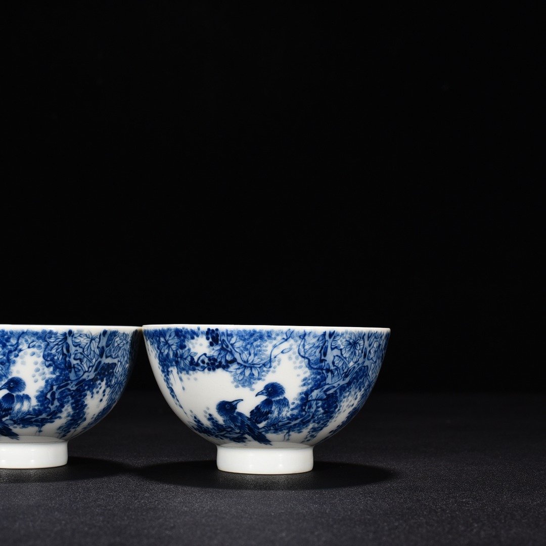 Qing Dynasty Qinglong blue and white wisteria cup