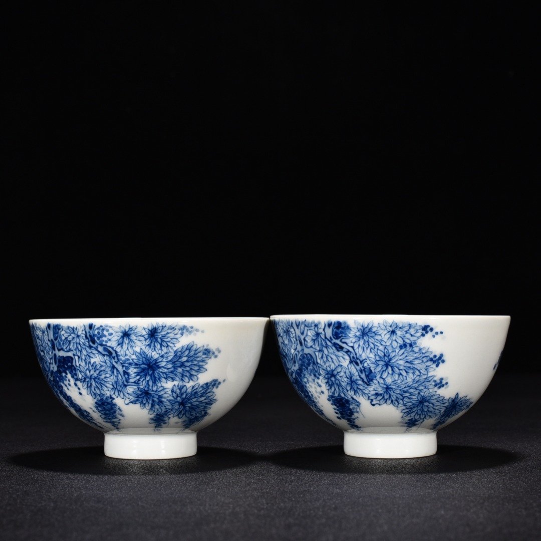 Qing Dynasty Qinglong blue and white wisteria cup