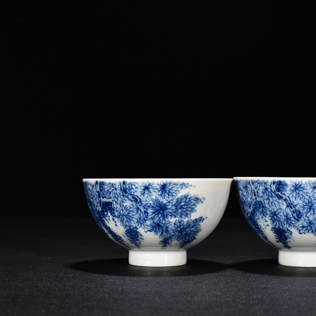 Qing Dynasty Qinglong blue and white wisteria cup