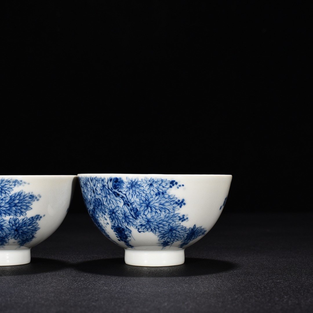 Qing Dynasty Qinglong blue and white wisteria cup