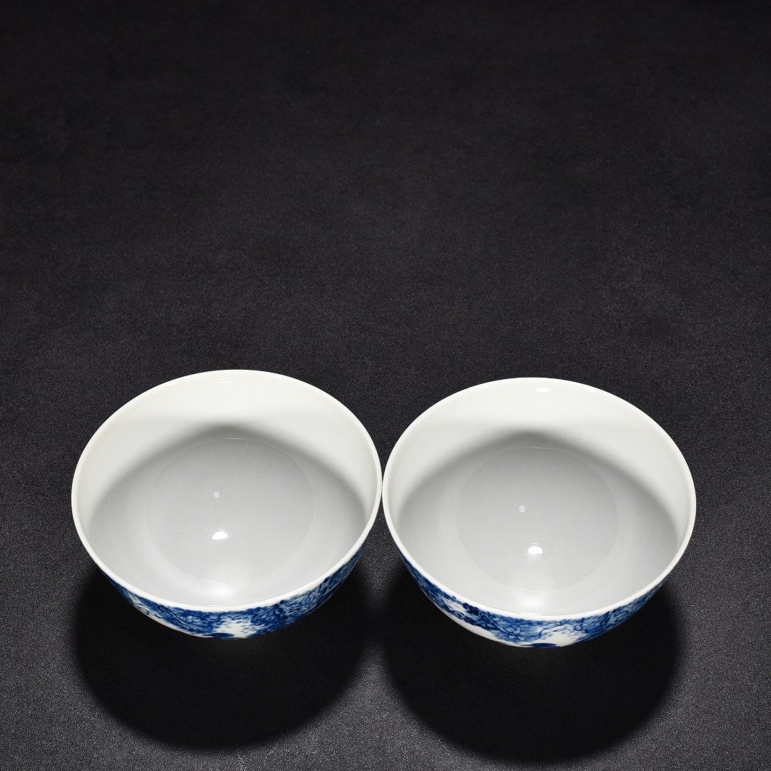 Qing Dynasty Qinglong blue and white wisteria cup
