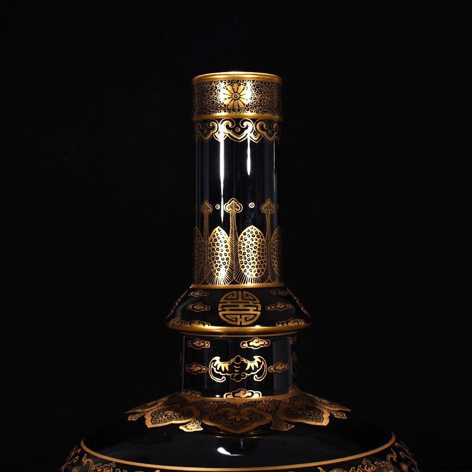 Qing Dynasty Qianlong black gold glazed nectar bottle