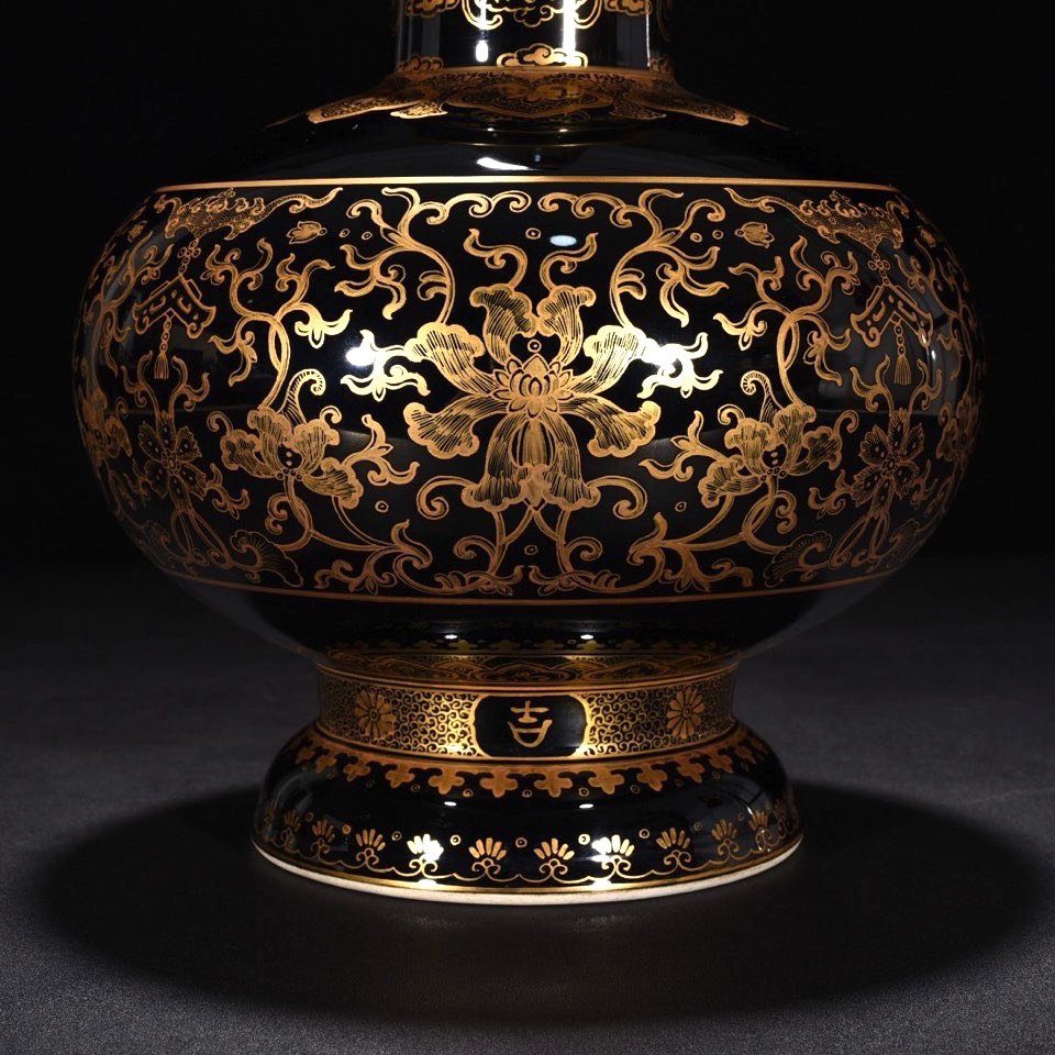 Qing Dynasty Qianlong black gold glazed nectar bottle