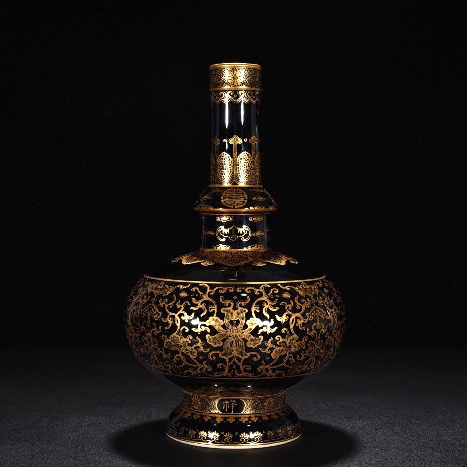 Qing Dynasty Qianlong black gold glazed nectar bottle