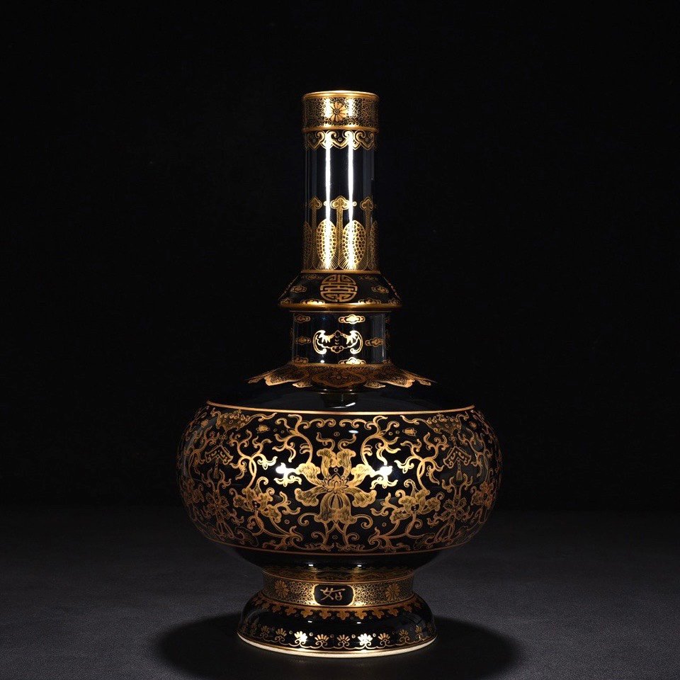 Qing Dynasty Qianlong black gold glazed nectar bottle