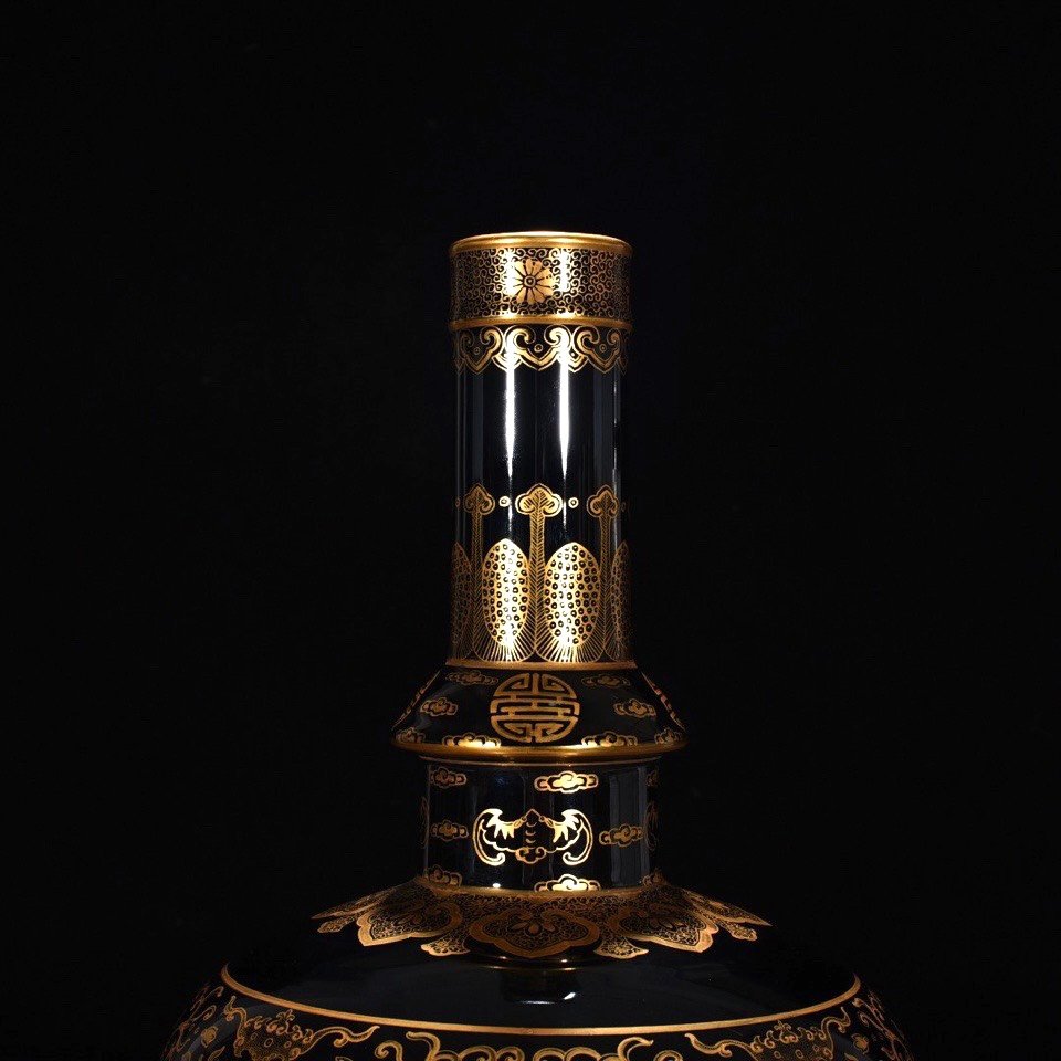 Qing Dynasty Qianlong black gold glazed nectar bottle