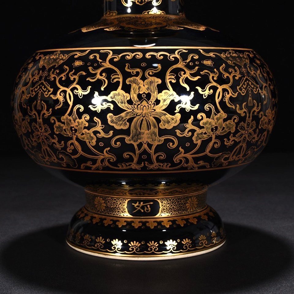 Qing Dynasty Qianlong black gold glazed nectar bottle