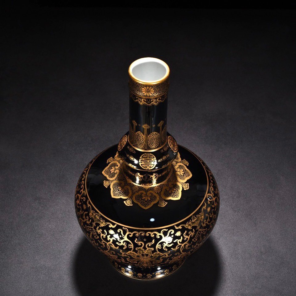 Qing Dynasty Qianlong black gold glazed nectar bottle