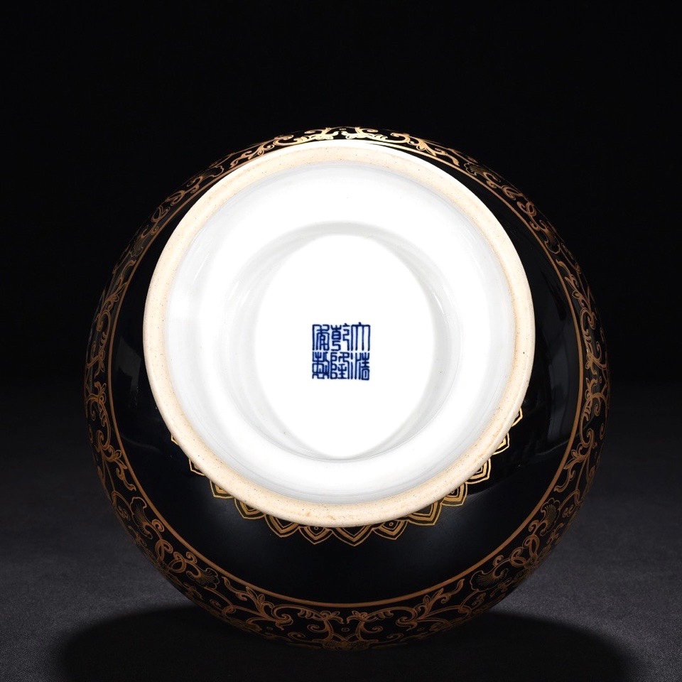 Qing Dynasty Qianlong black gold glazed nectar bottle