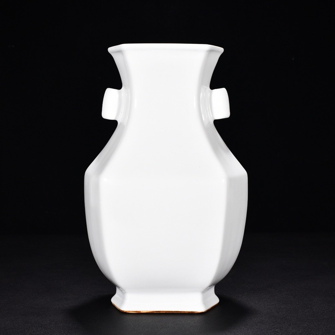 Qing Dynasty Qianlong imitation Ruyue white glaze ear vase
