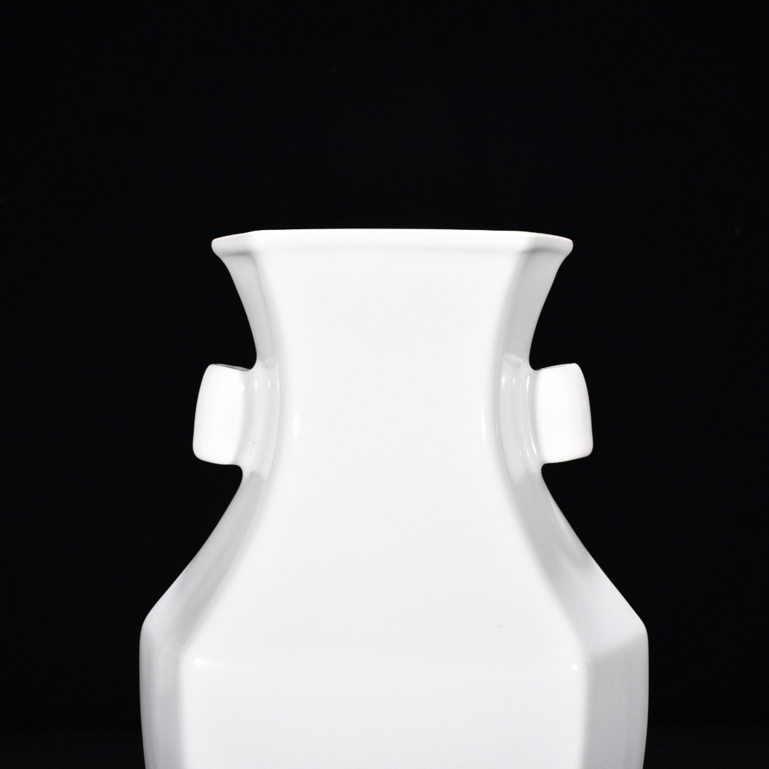 Qing Dynasty Qianlong imitation Ruyue white glaze ear vase