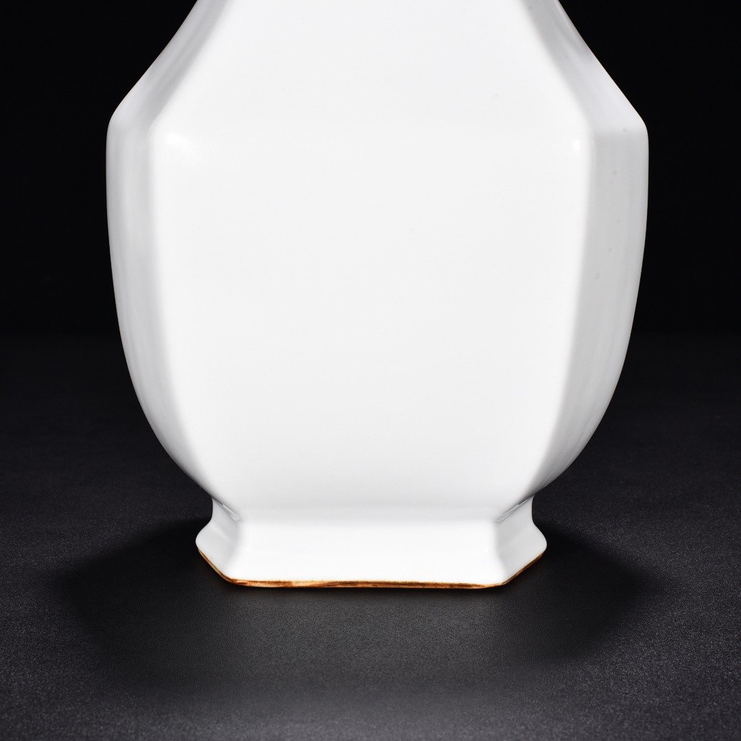 Qing Dynasty Qianlong imitation Ruyue white glaze ear vase