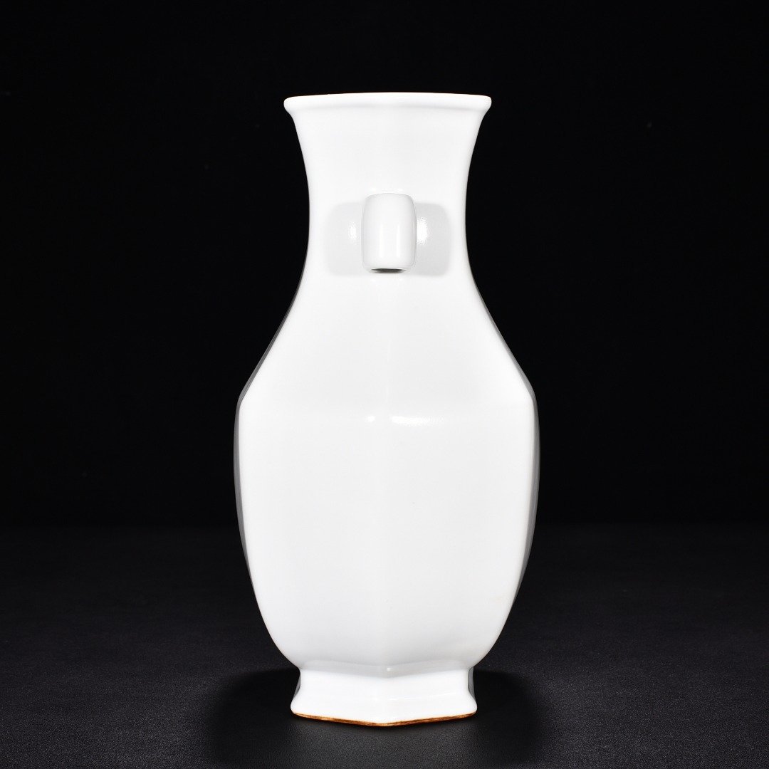 Qing Dynasty Qianlong imitation Ruyue white glaze ear vase