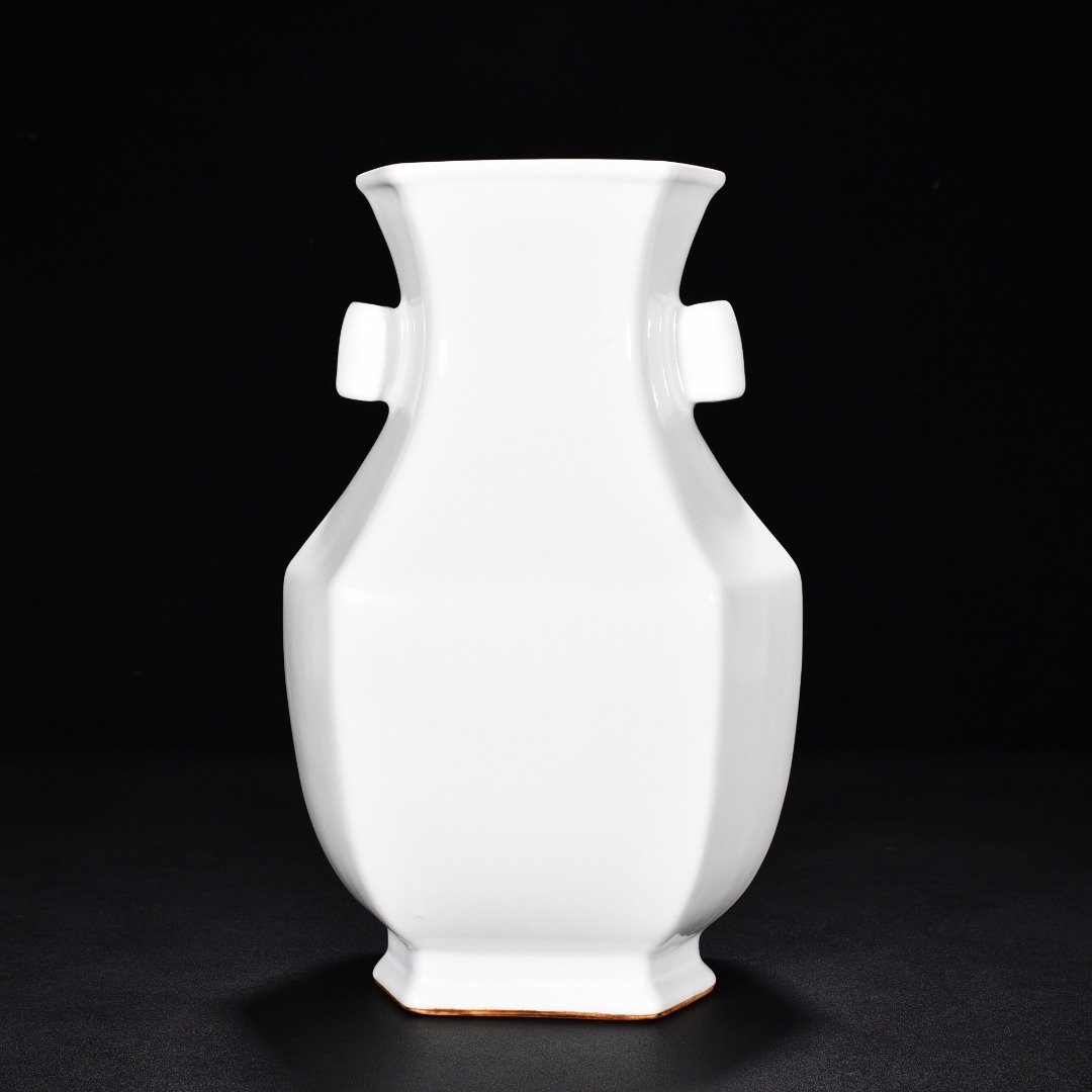 Qing Dynasty Qianlong imitation Ruyue white glaze ear vase