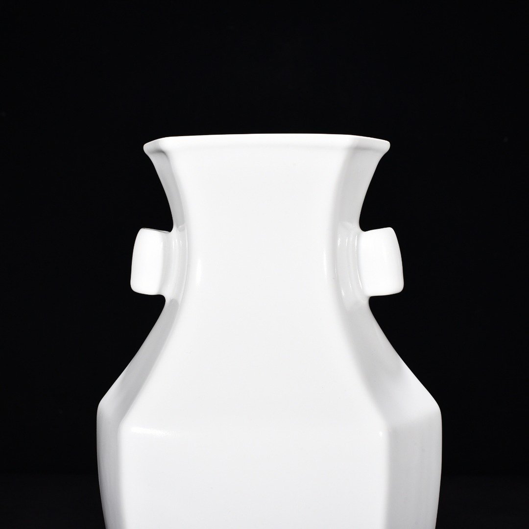 Qing Dynasty Qianlong imitation Ruyue white glaze ear vase