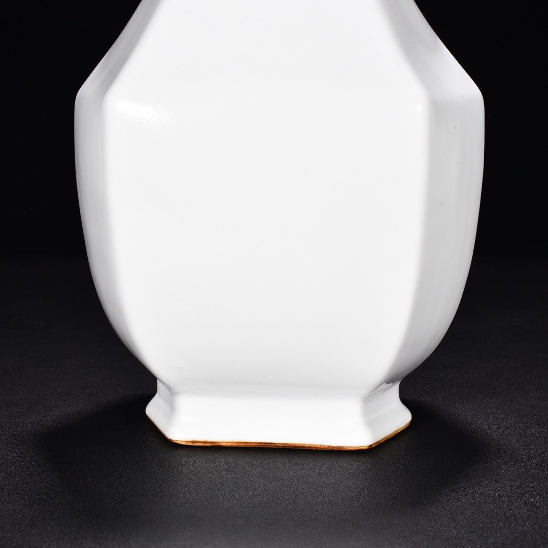 Qing Dynasty Qianlong imitation Ruyue white glaze ear vase
