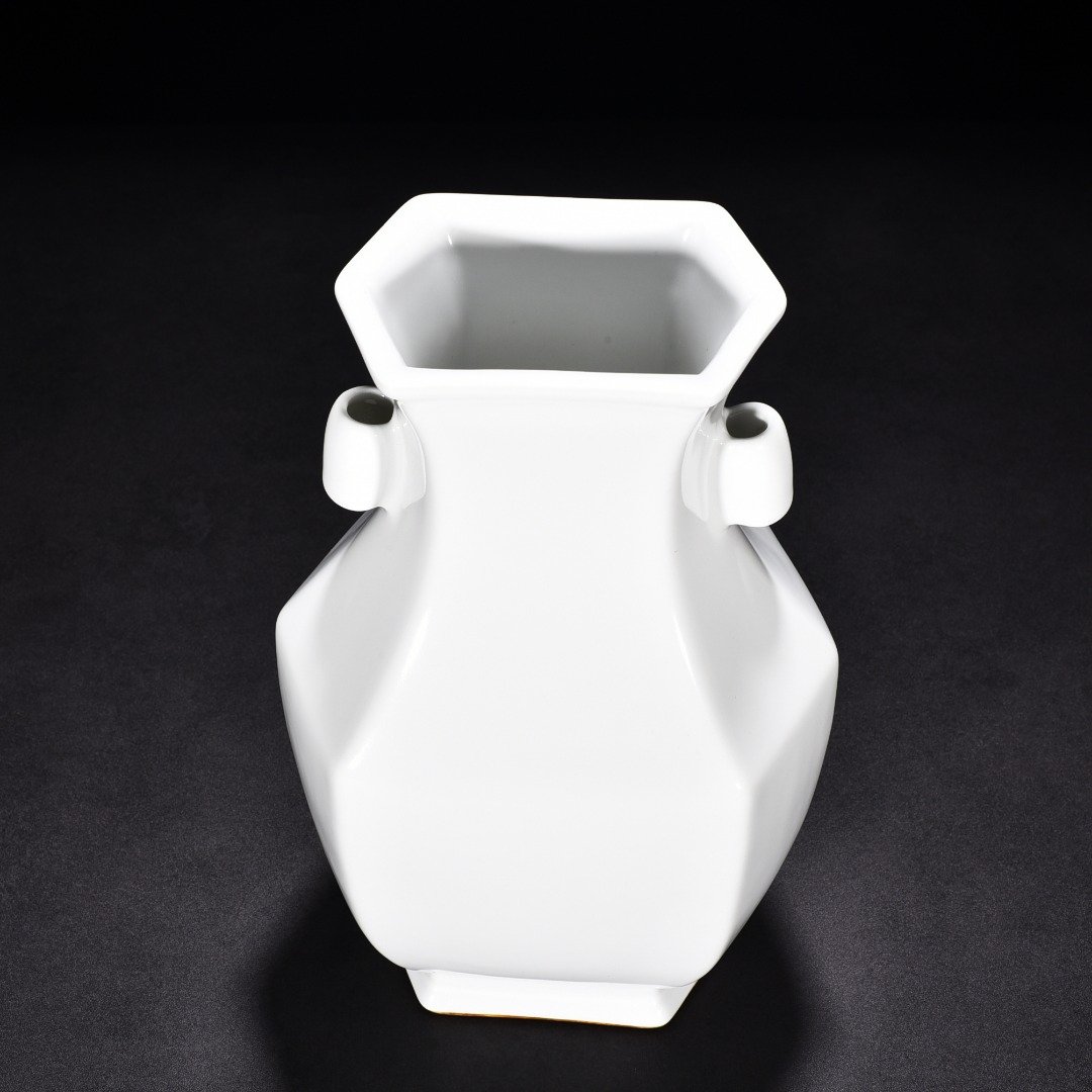 Qing Dynasty Qianlong imitation Ruyue white glaze ear vase