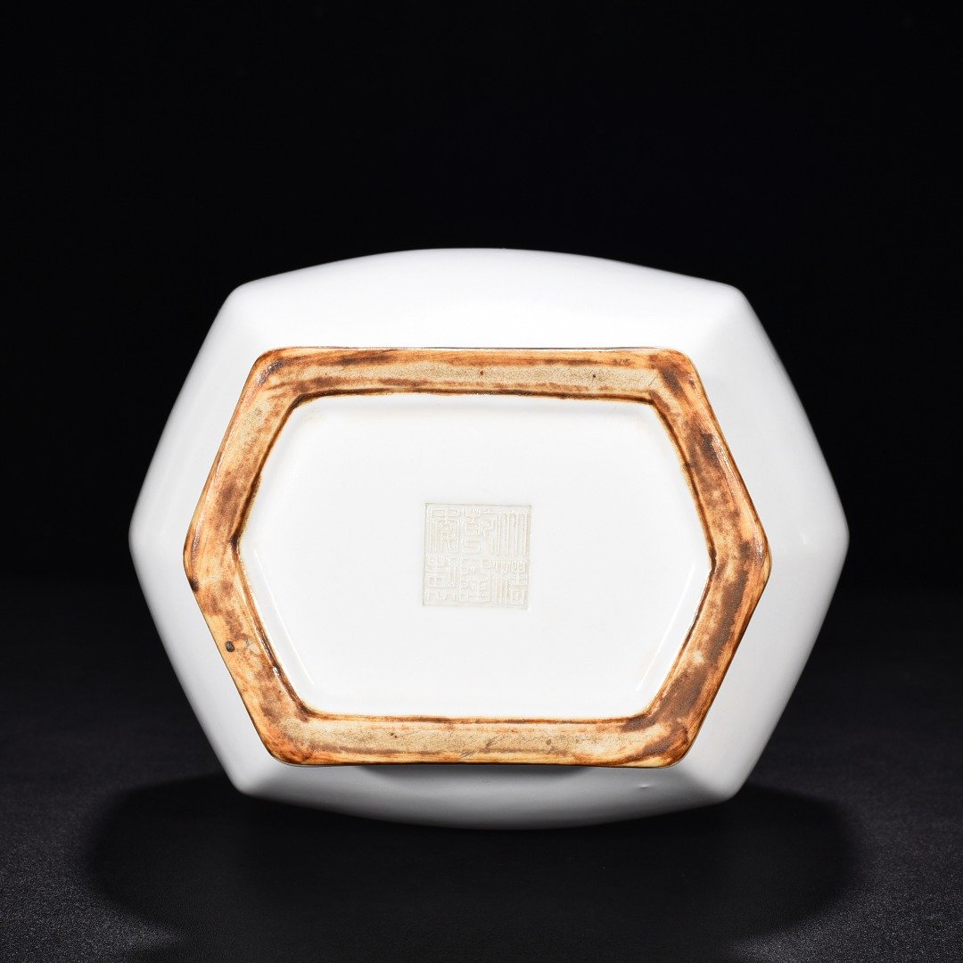 Qing Dynasty Qianlong imitation Ruyue white glaze ear vase