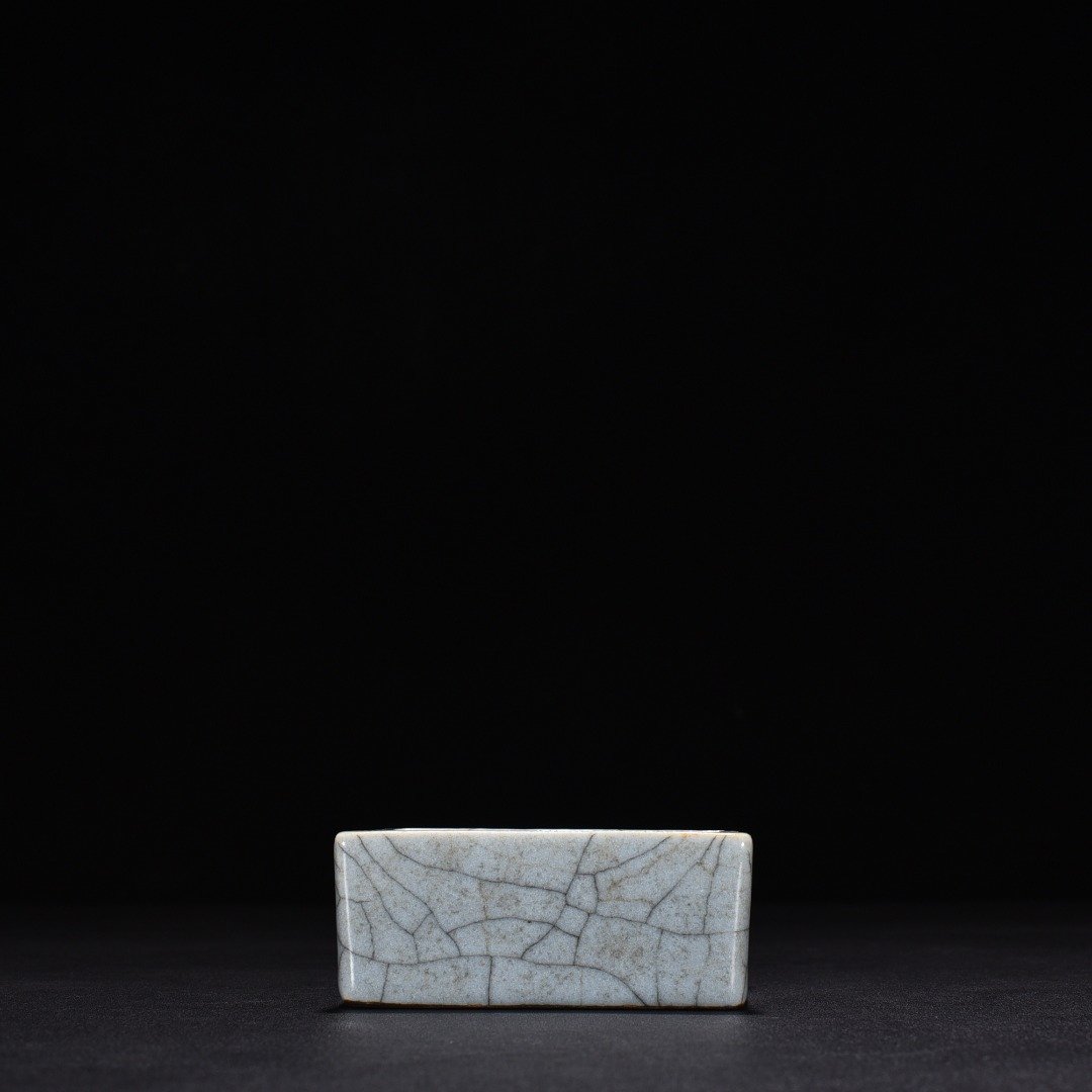 Qing Dynasty Qianlong Ge Kiln sky blue glaze square washer