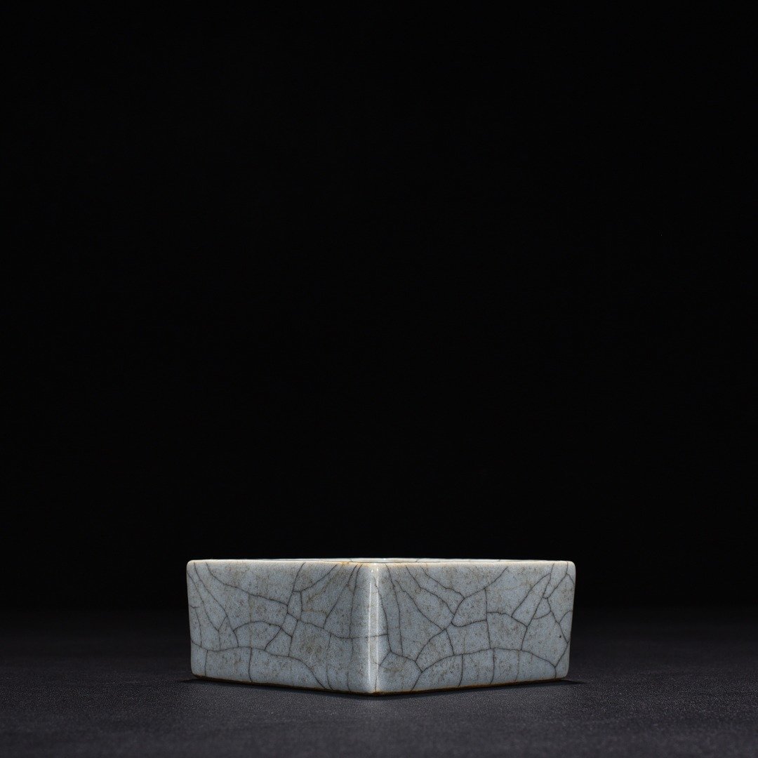 Qing Dynasty Qianlong Ge Kiln sky blue glaze square washer