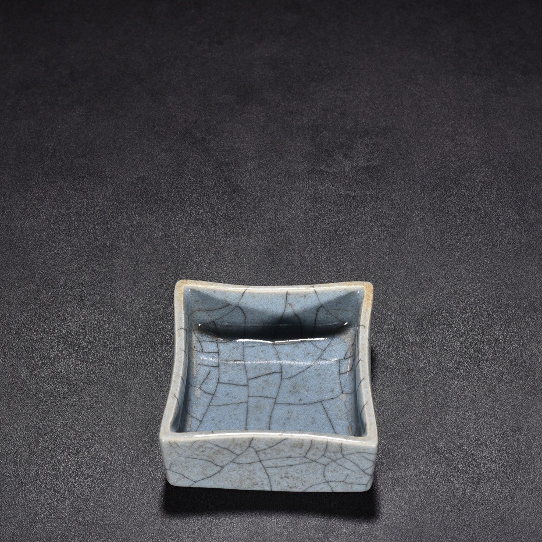Qing Dynasty Qianlong Ge Kiln sky blue glaze square washer