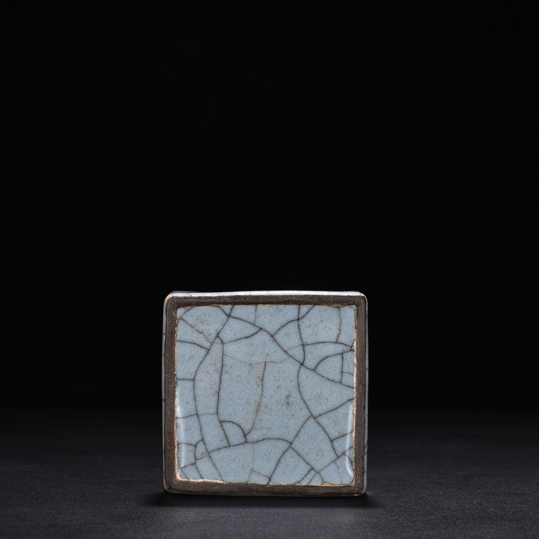 Qing Dynasty Qianlong Ge Kiln sky blue glaze square washer