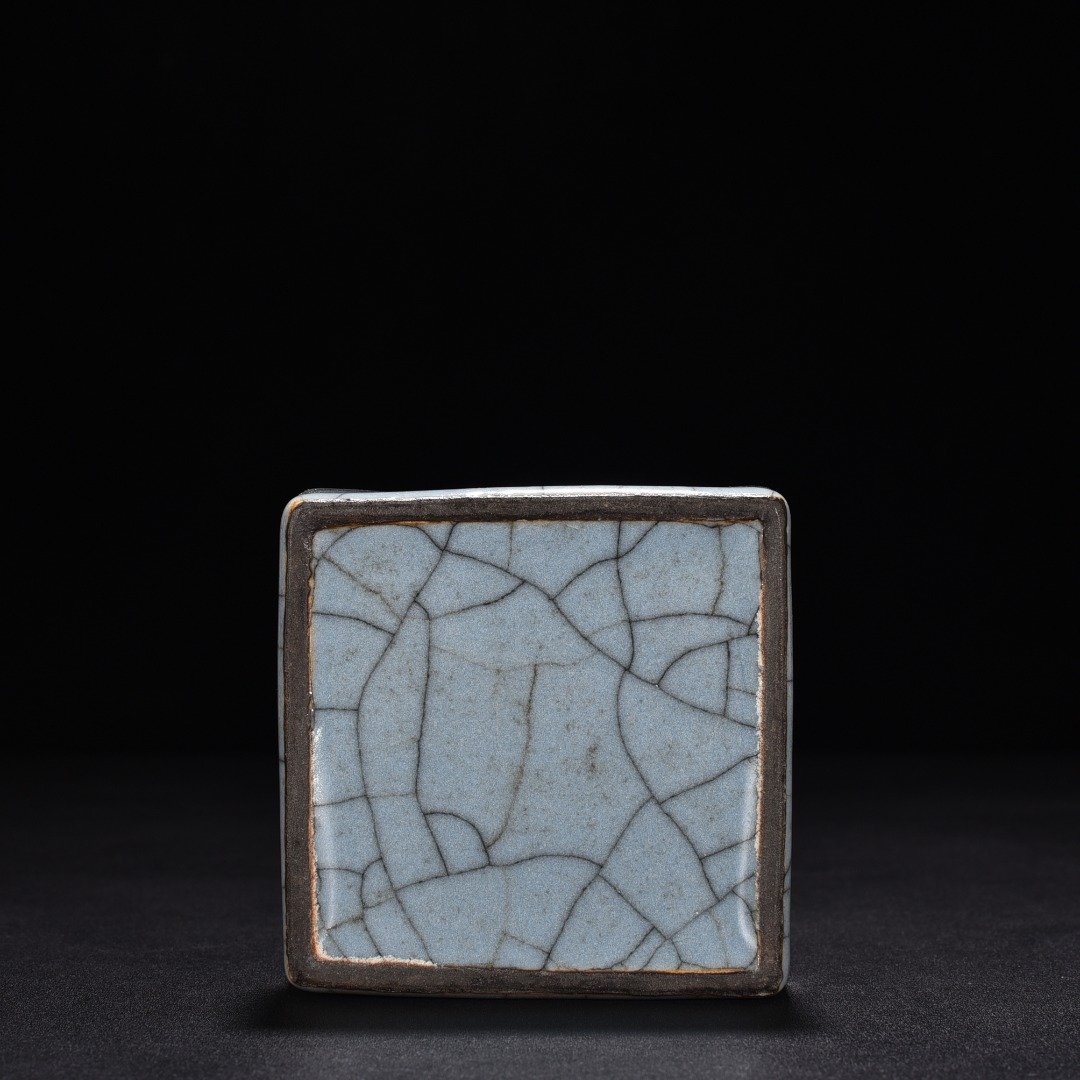 Qing Dynasty Qianlong Ge Kiln sky blue glaze square washer