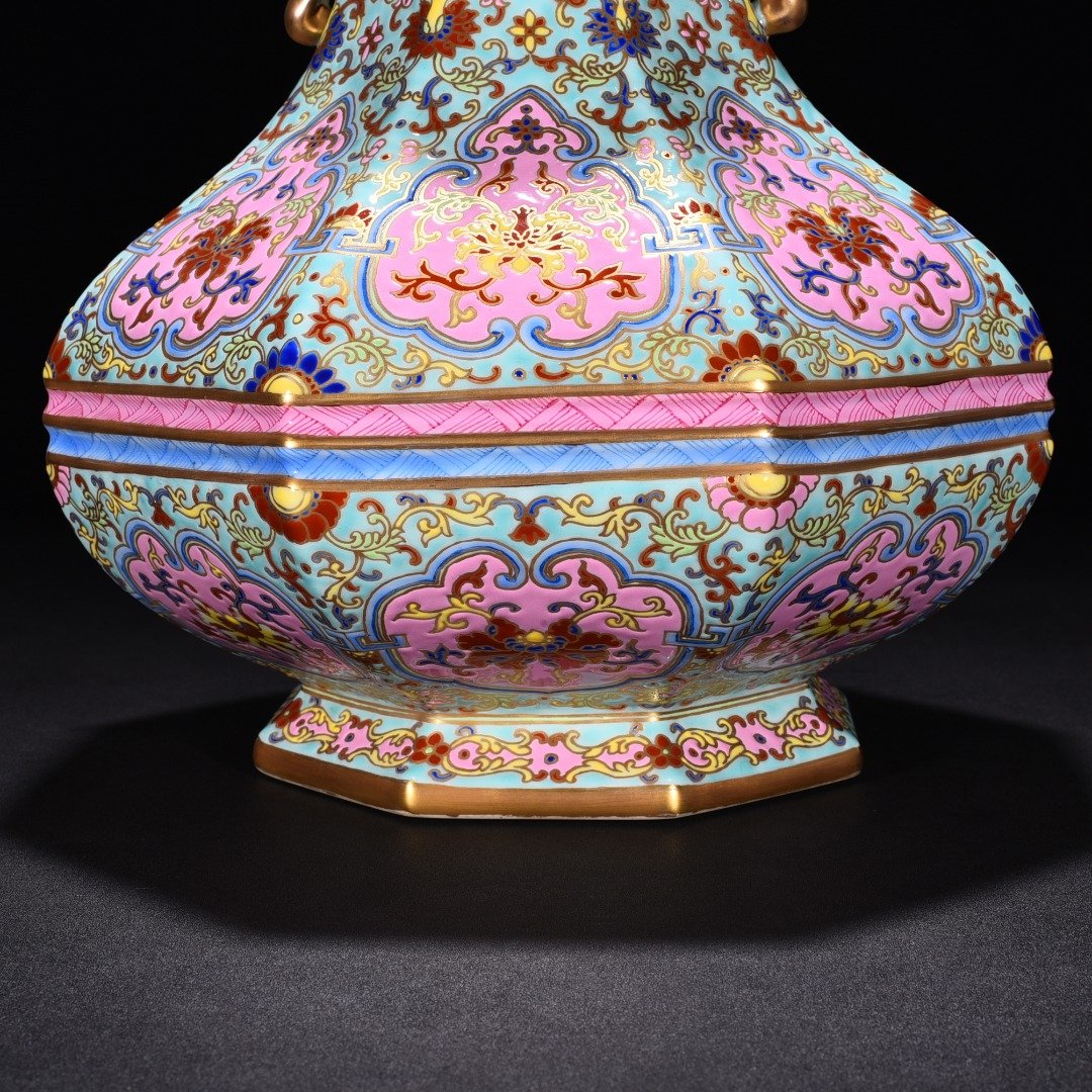 Qing Dynasty Qianlong turquoise green ground gold and flower ear statue